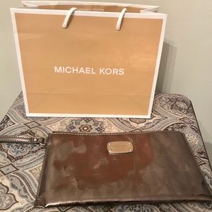 MICHAEL KORS METALLIC NICKEL WRISTLET CLUTCH